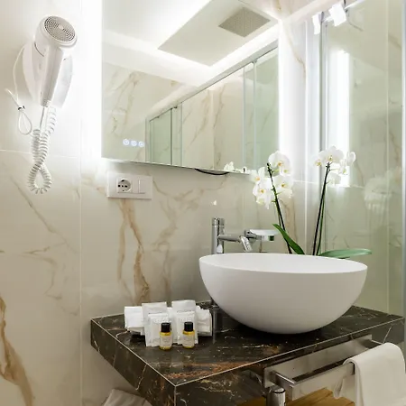 Albadea Suites&jacuzzi 招待所 4*
