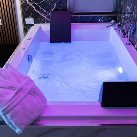 招待所 Albadea Suites&jacuzzi 4*